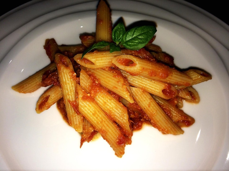 Foto prossimo piano del cibo servito nel piatto
