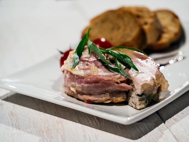 Prossimo piano del cibo servito sul piatto sulla tavola