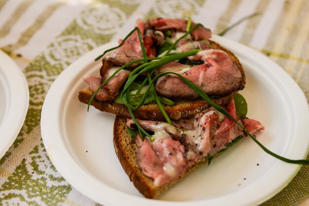 Prossimo piano del cibo servito sul piatto sulla tavola