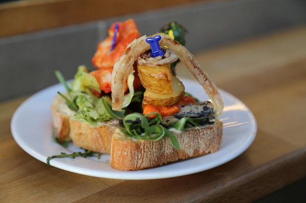 Prossimo piano del cibo servito sul piatto sulla tavola