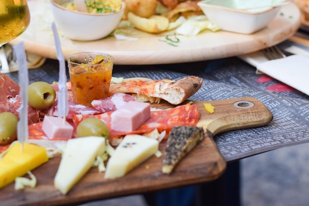 Prossimo piano del cibo sul tavolino da taglio
