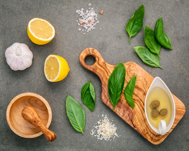 Prossimo piano del cibo sul tavolino da taglio