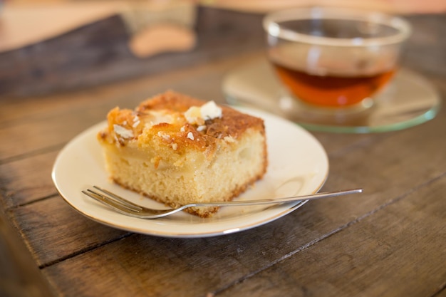 Prossimo piano del dessert nel piatto sul tavolo