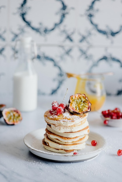 Prossimo piano del dessert nel piatto sul tavolo