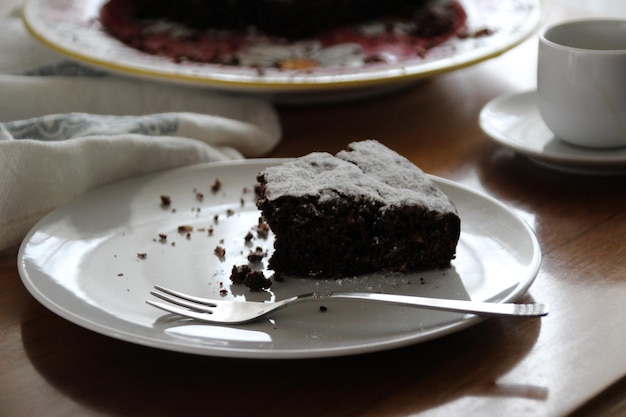 Prossimo piano del dessert nel piatto sul tavolo