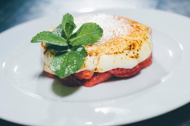 Prossimo piano del dessert nel piatto sul tavolo