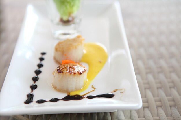 Prossimo piano del dessert nel piatto sul tavolo
