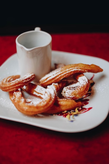 Prossimo piano del dessert servito a tavola.