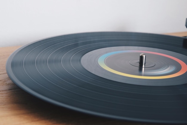 Prossimo piano del disco sul tavolo contro la parete