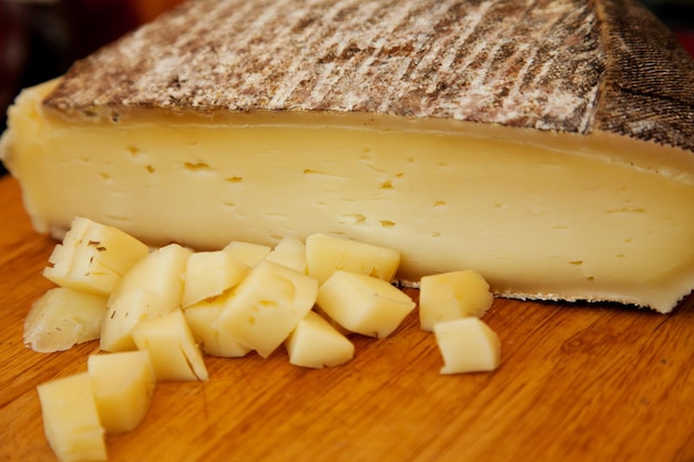 Prossimo piano del formaggio sulla tavola