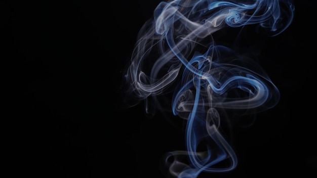 Prossimo piano del fumo sullo sfondo nero