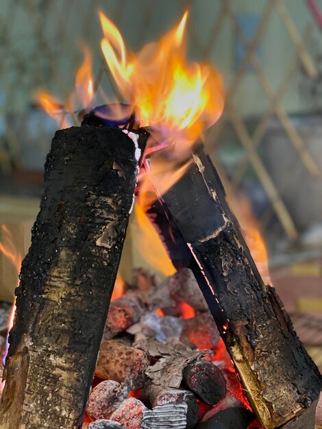 Prossimo piano del fuoco che brucia sul legno