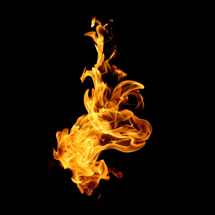 Foto prossimo piano del fuoco sullo sfondo nero
