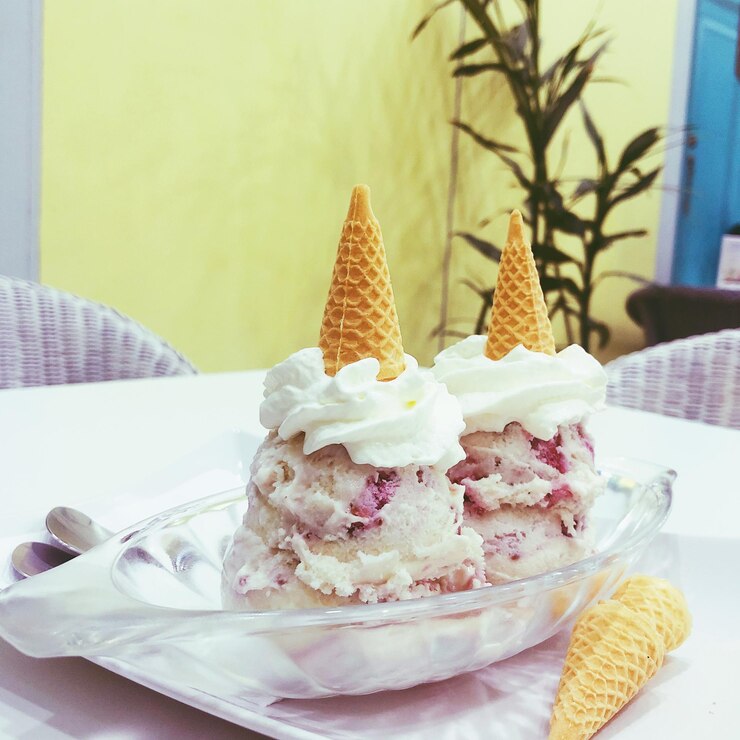 Foto prossimo piano del gelato nel piatto sul tavolo