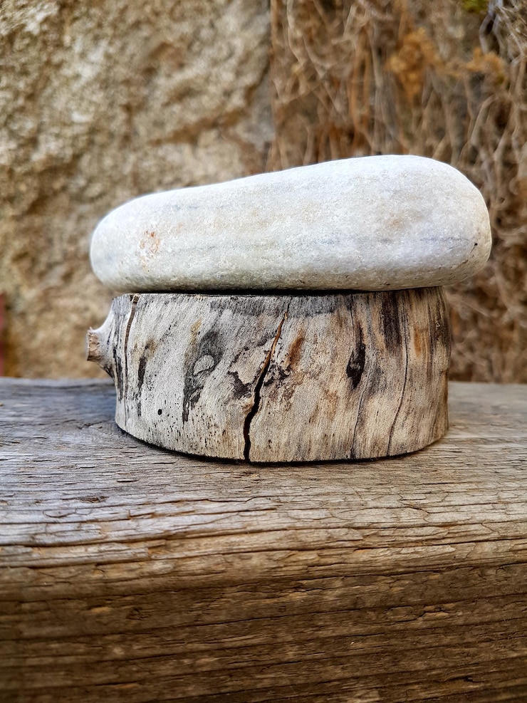Foto prossimo piano del legno sulla roccia