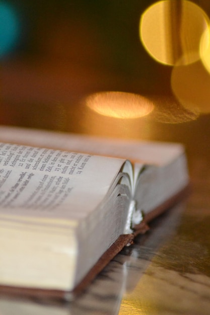 Prossimo piano del libro sul tavolo