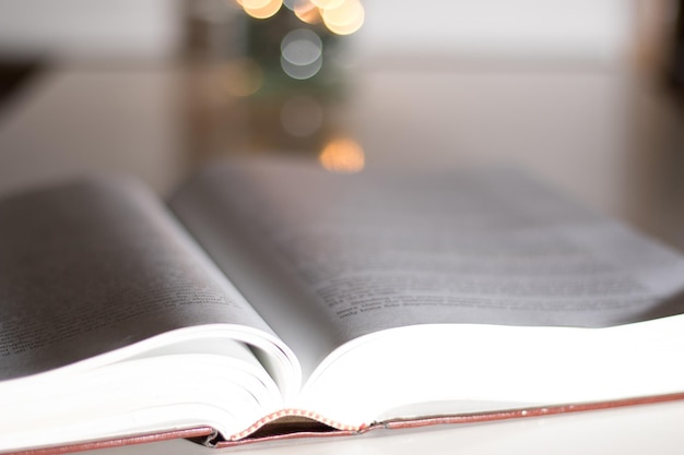 Prossimo piano del libro sul tavolo