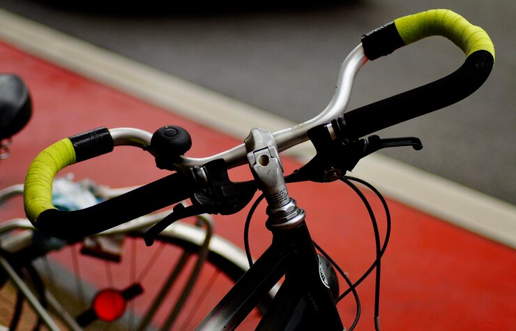 Foto prossimo piano del manubrio della bicicletta