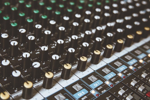 Prossimo piano del mixer sonoro