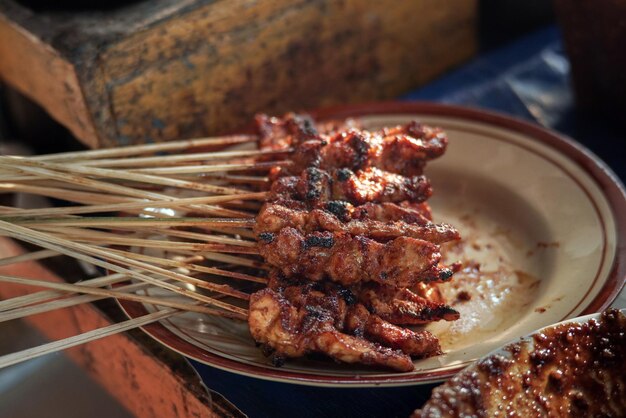 Prossimo piano del satay sul piatto