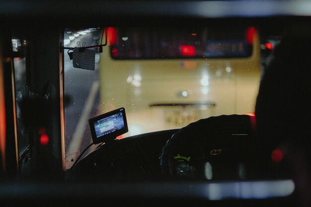 Prossimo piano del telefono in auto