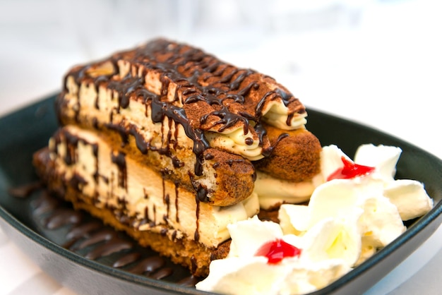 Prossimo piano del tiramisu sul tavolo