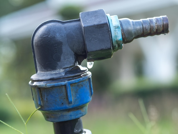 Prossimo piano del tubo d'acqua sul campo