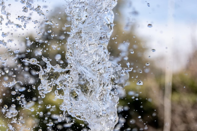 Prossimo piano dell'acqua bagnata che spruzza