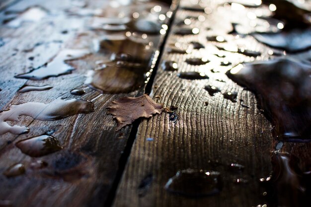 Prossimo piano dell'acqua sul tavolo