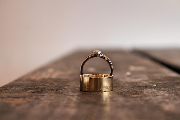 Prossimo piano dell'anello sul dito sul tavolo