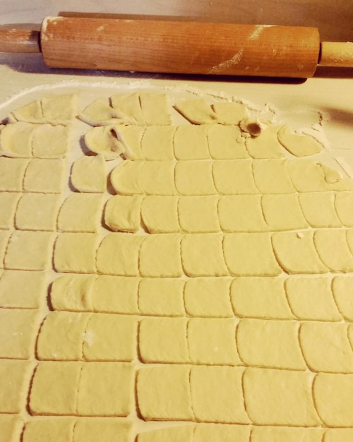 Prossimo piano dell'impasto e del rullo in cucina