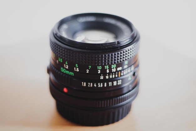 Prossimo piano dell'obiettivo della fotocamera su sfondo bianco