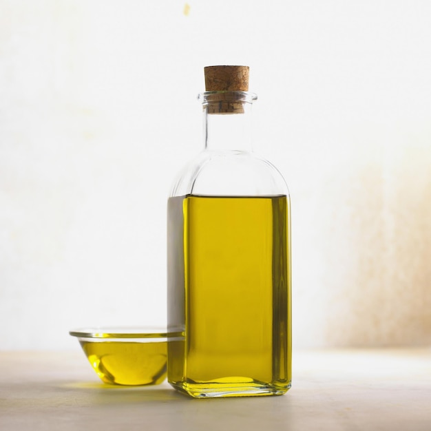 Prossimo piano dell'olio d'oliva su tavola