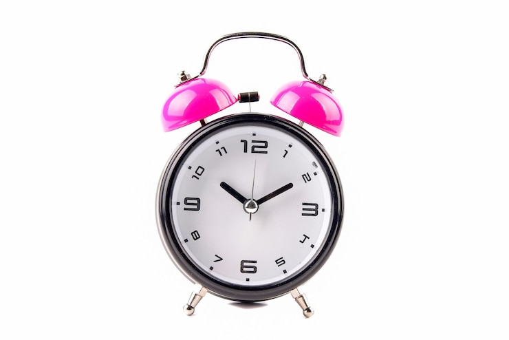Foto prossimo piano dell'orologio su sfondo bianco