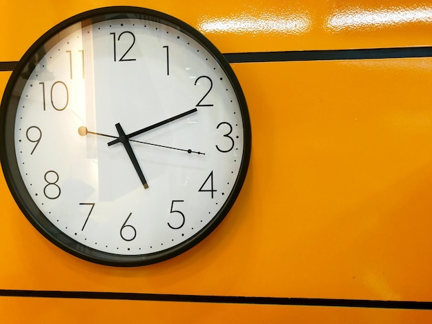 Prossimo piano dell'orologio sul muro