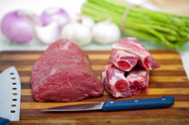 Prossimo piano della carne sul tavolo da taglio