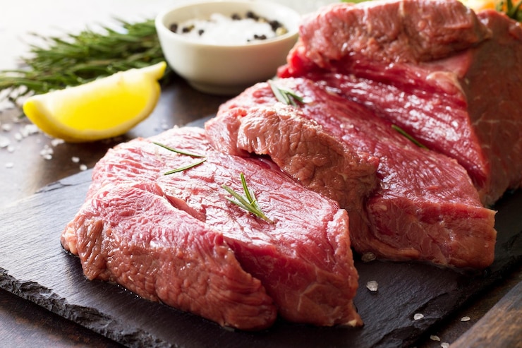 Foto prossimo piano della carne sul tavolo da taglio