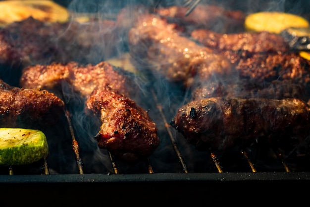 Prossimo piano della carne sulla griglia da barbecue