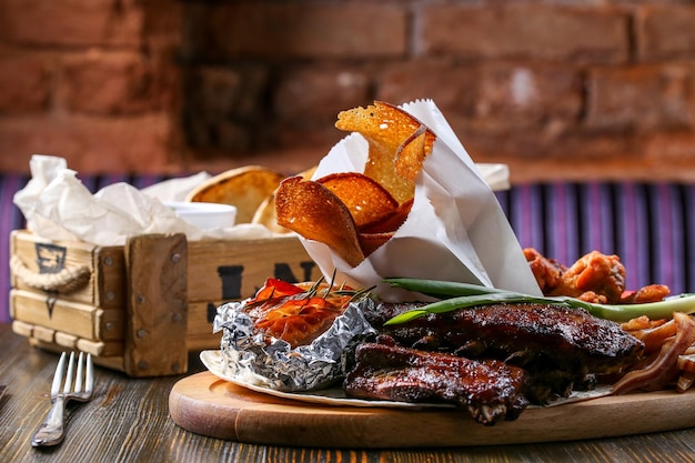 Prossimo piano della carne sulla griglia da barbecue