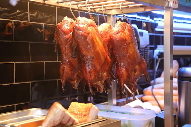 Prossimo piano della carne sulla griglia da barbecue