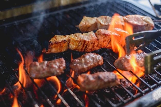 Prossimo piano della cottura della carne su una griglia da barbecue