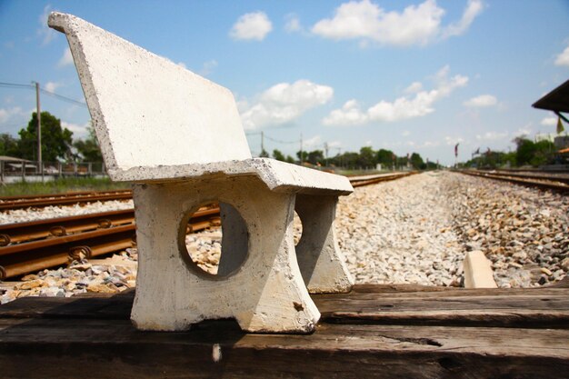 Prossimo piano della ferrovia contro il cielo