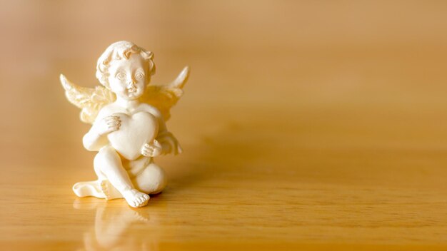 Prossimo piano della figurina sul tavolo a casa