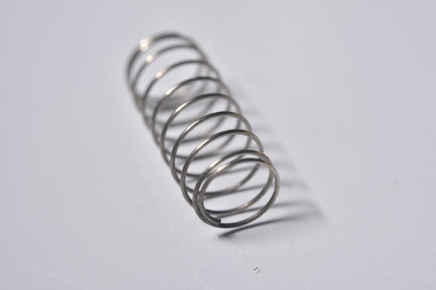 Prossimo piano della molla a spirale su sfondo bianco