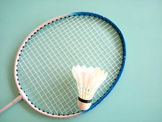 Prossimo piano della navetta e della racchetta da badminton