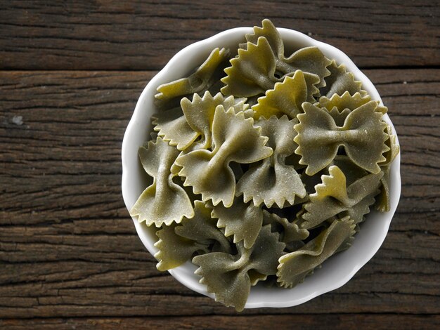 Prossimo piano della pasta farfalle sul tavolo