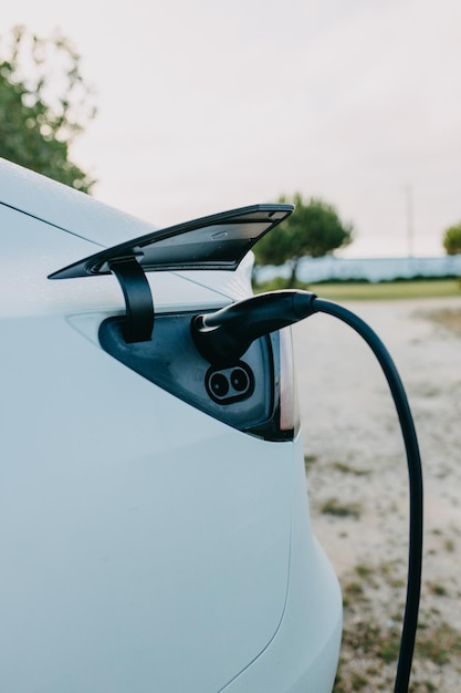 Prossimo piano della ricarica delle auto elettriche