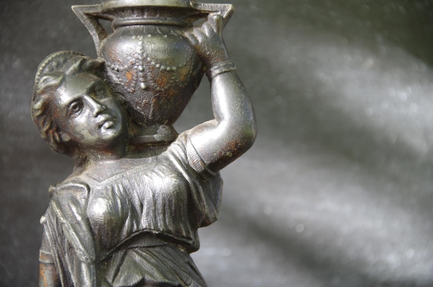 Prossimo piano della statua contro il muro.