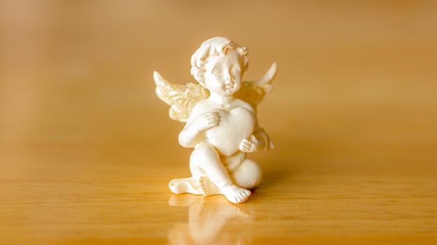 Prossimo piano della statuetta sul tavolo