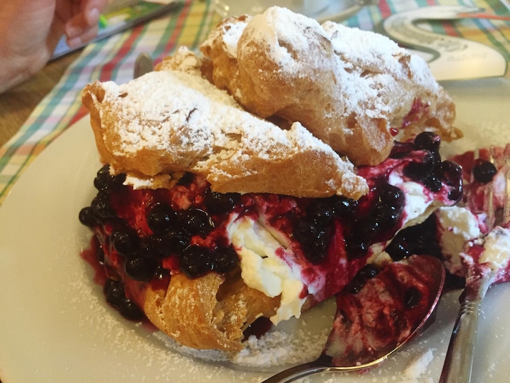 Foto prossimo piano della torta nel piatto